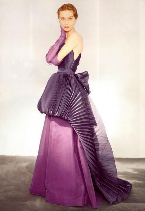 Elsa Schiaparelli Haute couture, Vogue 1950's photo by Horst P. Horst Stile Pin Up, Lantern Dress, Glamour Vintage, Lady Like, Elsa Schiaparelli, Fashion 1950s, Moda Retro, Retro Mode, Vintage Gowns