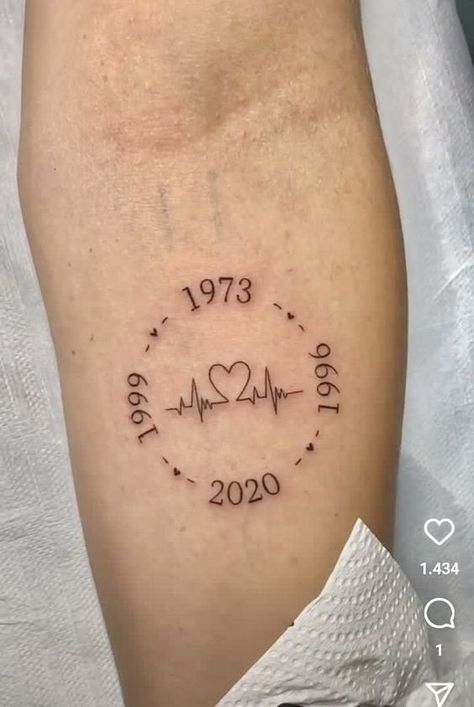 Family Small Tattoo Ideas, Sister Tattoos For 3 Meaningful, Herz Tattoo Klein, Familia Tattoo, Date Tattoo, Tiny Wrist Tattoos, Heartbeat Tattoo, Herz Tattoo, Muster Tattoos