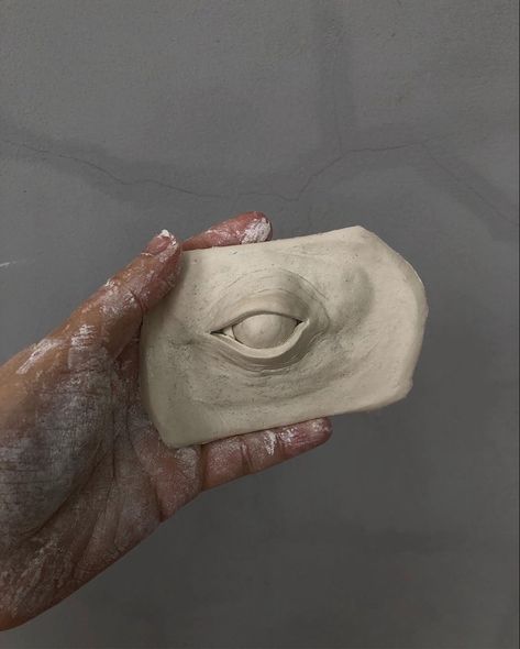 Air Dry Clay Head Sculpture, Easy Cute Clay Sculptures, Eyes Sculpture Clay, Eyes Clay Sculpture, Eye Ceramic Sculpture, Gcse Clay Project, Aesthetic Clay Sculpture, Clay Sculpture Simple, Eye Sculpture Clay