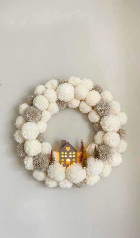 White and beige wool Pom Pom Christmas door wreath with light up house in the middle Idea For Christmas Decorating, Christmas Tree Ideas On The Wall, Christmas Home Made Decorations, Diy Christmas Home Decorations, Christmas Decoration Diy Ideas, Christmas Diy Home Decor, Christmas Wreath Diy Ideas, Christmas Decor Ideas Diy Crafts Kids, Pom Pom Wreath Christmas