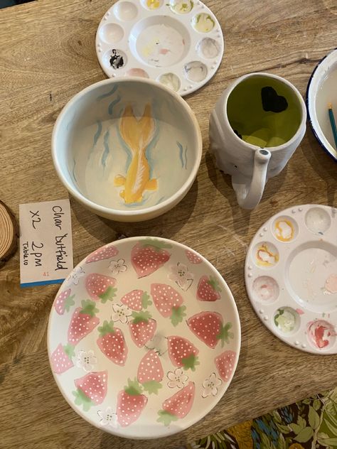 Strawberry Pottery, Keramik Painting, Nana Strawberry, Painted Pottery Bowl, Craft Fair Table, Strawberry Planter, Pottery Painting Ideas, Strawberry Planters, Painted Pottery