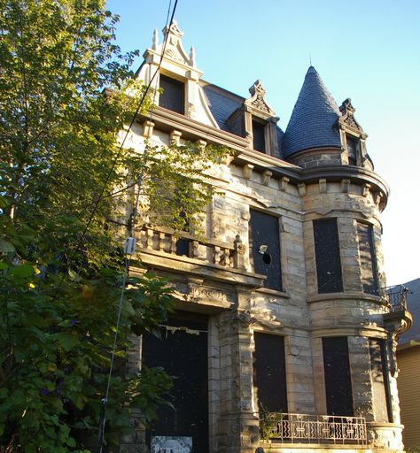 The haunted history behind this creepy castle is spine-chilling. Franklin Castle, Loveland Castle, Haunted Houses In America, Amityville Horror, Scary Haunted House, Real Haunted Houses, Houses In America, Creepy Places, Abandoned Mansion