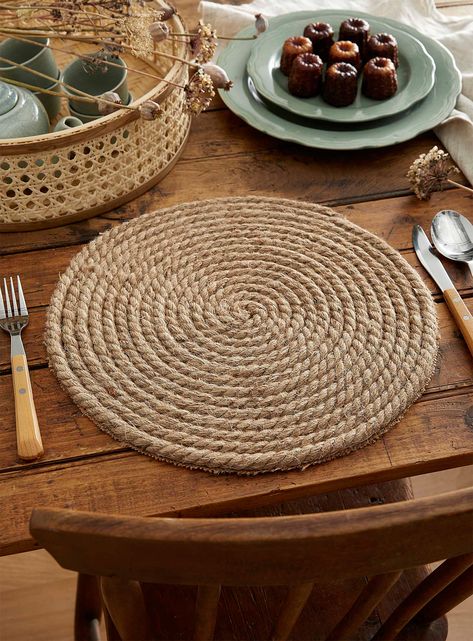 Cozy Home Library, Jute Mats, Creative Centerpieces, Bathroom Towel Decor, Towel Decor, Rope Crafts Diy, Fabric Placemats, Wicker Decor, Diy Kitchen Decor