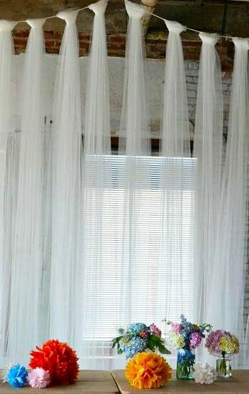 Increíbles ideas para decorar fiestas usando tul Curtain Backdrop Wedding, Ikea Wedding, Curtains White, Curtain Backdrops, Lace Curtains, Ikea Hacks, White Mesh, Sheer Curtains, Trendy Wedding