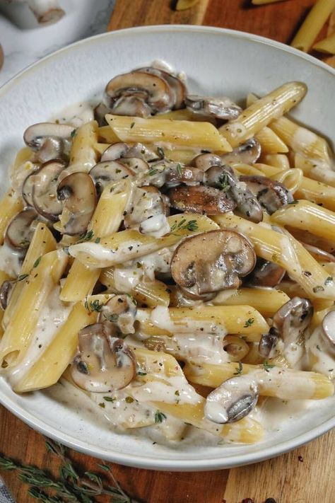 nudeln-mit-pilzen Sommer Mad, Creamy Mushroom Sauce, Mushroom Sauce, Rigatoni, Food Is Fuel, Winter Food, Food Cravings, How To Cook Pasta, Veggie Recipes