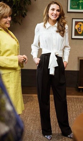 HM Queen Rania of Jordan at meeting of the Jordan river Foundation in Amman - Apr 2017 The Jordan River, Queen Rania Of Jordan, Rania Of Jordan, Jordan Royal Family, Jordan River, Queen Rania, Estilo Real, Casual Chique, My Fair Lady