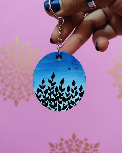 Please follow for more beautiful artworks 😍 Mdf Keychain Painting Ideas, Keychains Painting, Keychain Design Ideas, Keychain Painting, Chain Ideas, Keychain Ideas, Friend Painting, Keychain Craft, Clay Keychain