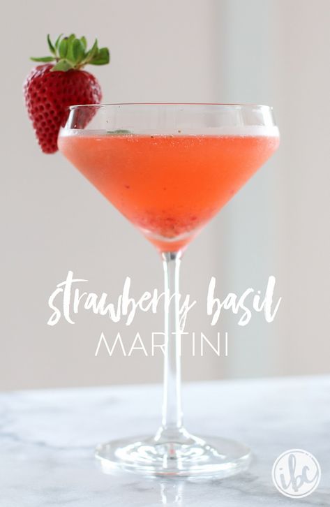 Basil Martini, Fresh Summer Cocktails, Mistletoe Martini, Summer Martinis, Basil Drinks, Cocktail Strawberry, Infused Cocktails, Strawberry Martini, Basil Cocktail