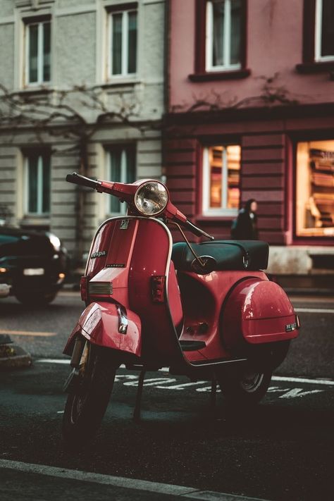 Blue Bugatti Chiron, Two People Standing, Blue Bugatti, Motor Vespa, Vespa Motorcycle, New Vespa, Vespa Piaggio, Classic Vespa, Vespa Retro