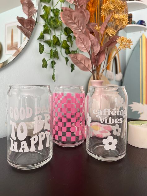 Tumblr Cup, Checker Background, Cute Coffee Cups, Pink Checkered, Cup Designs, Glass Coffee Cups, Cup Ideas, Glass Bottle Crafts, White Daisy