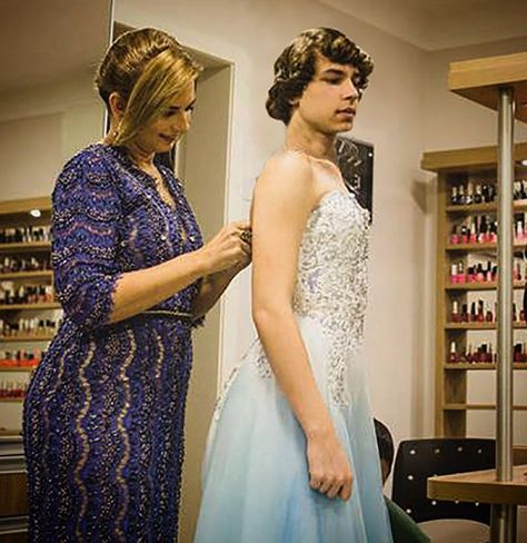 Fabricio Castro Fotografia on Instagram: “🤵💅👠👛💄🙎‍♀️ ⠀⠀⠀⠀⠀⠀⠀⠀⠀ Juan Camilo Oviedo, Starting his transformation from boy to girl, before of the Makeup and liquid latex. #ChicaPorUnDía…” Oviedo, Pageant Mom, Boys Wearing Skirts, Indian Crossdresser, Liquid Latex, Girls Together, Transgender Girls, Beauty Pageant, Quince