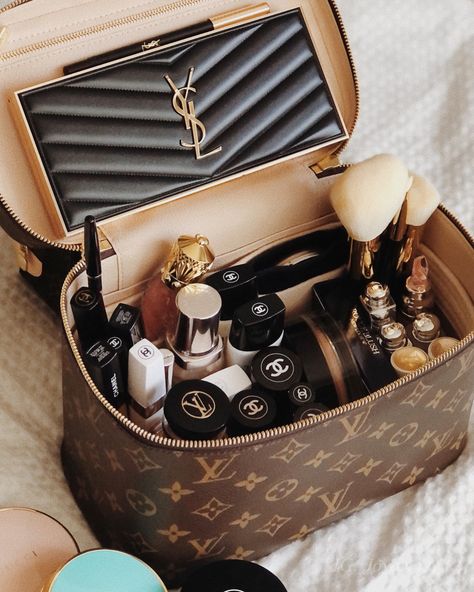 Chanel Makeup, Replica Designer Handbags, Luxury Makeup, Makeup Goals, Chloe Bag, Luxury Skincare, Makeup Vanity, Aesthetic Makeup, Womens Purses