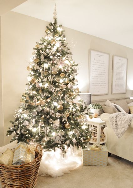 Would love to someday have a tree in the Master if it was big enough! Fall asleep next to the twinkling lights...Open gifts on mom and dads bed in pajamas. Bedroom Christmas Tree, Sharing A Room, Holiday Bedroom, Bedroom Christmas, Tree Themes, Christmas Tree Inspiration, Christmas Tree Stand, White Christmas Decor, Christmas Tree Ideas