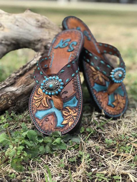 Western and rustic leather flip flops Western Sandals, Bling Flip Flops, Western Shoes, Estilo Country, Leather Footwear, Chic Leather, Leather Flip Flops, Hand Tooled Leather, Flip Flop Shoes