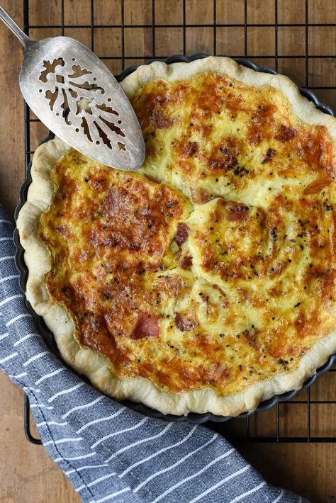 Classic French Quiche Lorraine (3) French Quiche Lorraine, Basil Quiche, French Quiche, Savory Quiche, French Tea Parties, Quiche Lorraine Recipe, French Recipe, Quiche Recipes Easy, Onion Tart