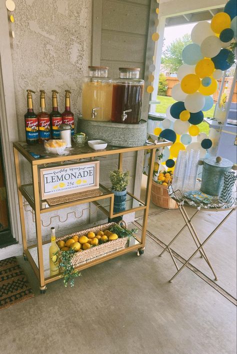 Lemonade Wedding Bar, Bridal Shower Lemonade Bar, Grad Party Lemonade Bar, Lemonade Station Wedding, Lemonade Bar Ideas Beverage Stations, Lemonade And Tea Bar Beverage Stations, Bbq Themed Bridal Shower Ideas, Outdoor Themed Graduation Party, Lemonade Station Ideas