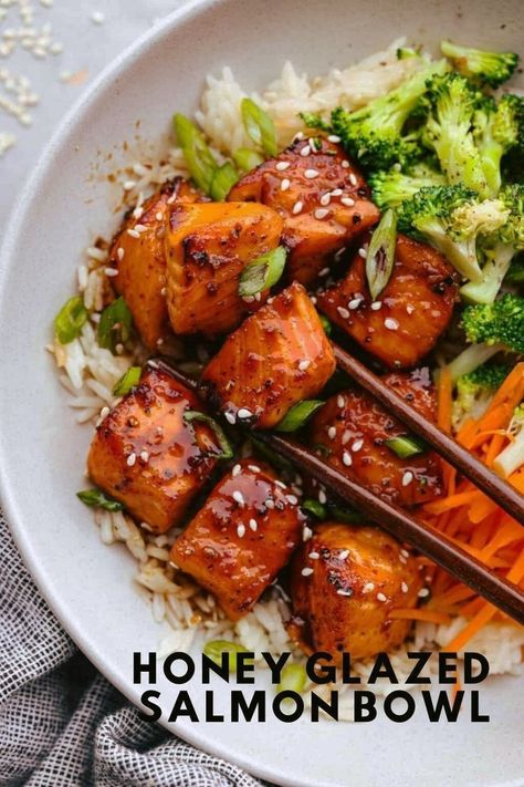 Say hello to your new favorite lunch: this honey-glazed salmon bowl made with juicy air fryer salmon bites, broccoli, and shredded carrots over white rice! Salmon Bowl Recipe, Simple Summer Recipes, Honey Glazed Salmon Recipe, Salmon Recipes Oven, Salmon Bowls, Honey Glazed Salmon, Salmon And Broccoli, Salmon Rice Bowl, Air Fryer Salmon