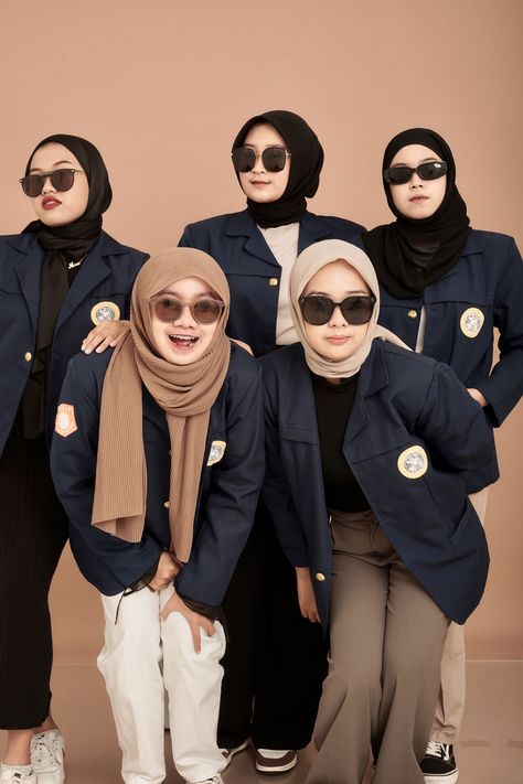 Dresscode For Group Hijab, Poto Studio, Group Photo Poses, Group Picture Poses, Ide Pose, Friend Graduation, Friendship Photoshoot, Foto Studio, Studio Poses