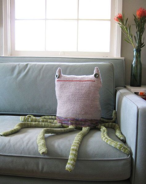 Couch Monster Pattern, Pillow Design Creative, Monster Pillows Pattern, Couch Monster, Knit Monster, Monster Pillow, Monster Pillows, Fun Pillow, Creative Pillows