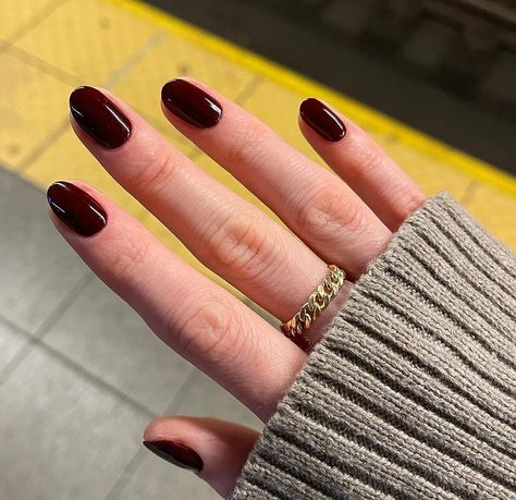 Dark Oval Nails, Nails Color Vino, Nails Vino, September Nail Art, Uñas Color Cafe, Manicure Permanente, Nails Short Almond, Nails Press Ons, Dark Red Nails