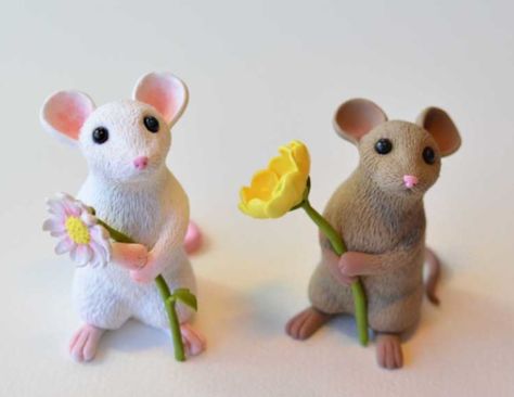 Darling Mice Garden Accent | You may not want real mice in your garden, but you might want these Darling Mice Garden Accents. Fimo Polymer Clay, Sculpey Clay, Polymer Clay Animals, Clay Figurine, Polymer Clay Miniatures, Clay Animals, Clay Miniatures, Clay Figures, Fimo Clay