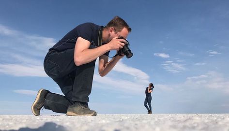 Photography Illusions, Optical Illusion Photography, Trucage Photo, Photo Illusion, Forced Perspective Photography, Illusion Photography, Illusion Photos, Uyuni Bolivia, Illusion Pictures