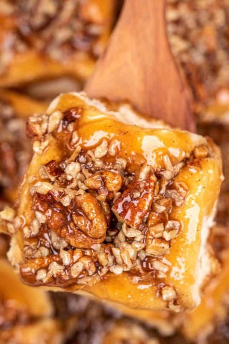 Easy Sticky Bun Recipe, Recipes With Hawaiian Rolls, Easy Sticky Buns, Honey Corn, Hawaiian Buns, Sticky Buns Recipes, Hawaiian Roll, Sweet Roll Recipe, Hashbrown Breakfast Casserole