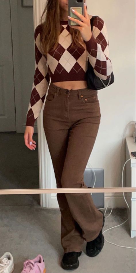 Brown Baggie Jeans Outfit, Outfits With Brown Flare Jeans, Brown Jeans Outfit Ideas, Brown Bootcut Jeans Outfit, Brown Flare Jeans Outfit, How To Style Brown Jeans, Y2k Outfits Brown, Brown Flare Pants Outfit, Mid Rise Jeans Outfit