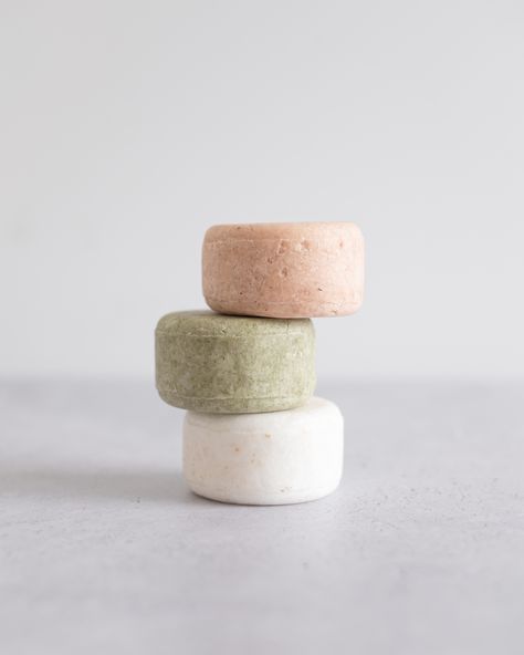 Shampoo Bar Aesthetic, Shampoo Bar Photography, How To Make Shampoo, Diy Shampoo Bar, Shampoo Bar Recipe, Shampoo Natural, Solid Shampoo Bar, Homemade Shampoo, Diy Shampoo