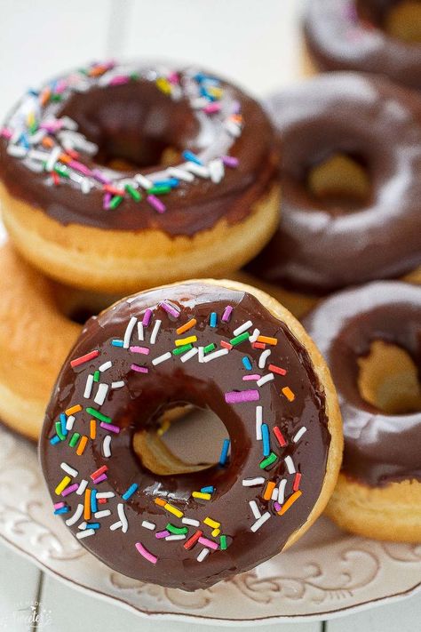 Chocolate Frosted Donuts with Sprinkles // Life Made Sweeter Beignets Cuits, Donuts With Sprinkles, Animated Food, Cake Donuts Recipe, Donuts Donuts, Chocolate Glazed Donuts, Yum Recipes, Recipe Cake, Recipes Baking