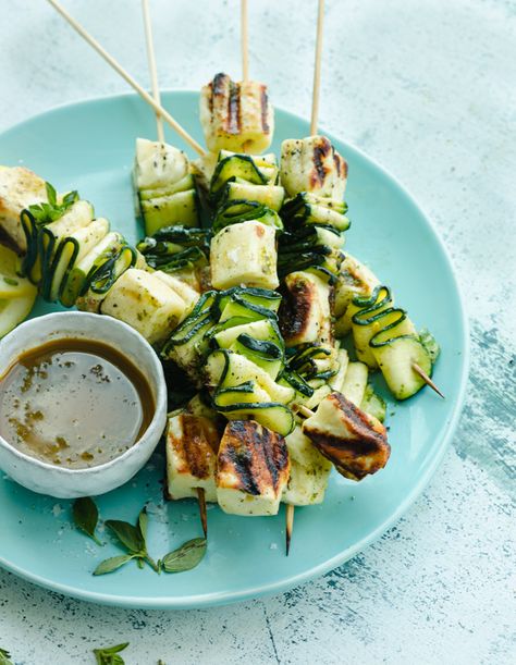 Corn Halloumi Salad, Keto Food Photography, Halloumi Dinner, Zucchini On The Grill, Courgette Recipe, Vege Meals, Halloumi Skewers, Zucchini Skewers, Halloumi Recipes