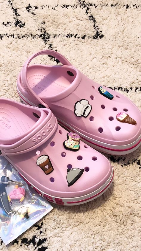 Crocs Aesthetic, Crocs Fashion, Creative Birthday Cakes, Shoe Inspo, Celebrity Look, Pretty Shoes, Shoes Womens, Just Girl Things, Cute Shoes