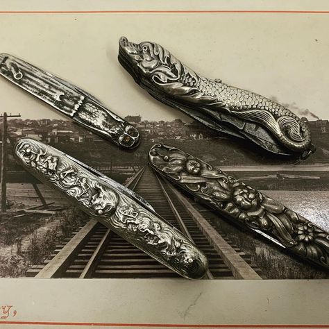 Anthony Berg on Instagram: “Silver handled pocket knives. #antiquepocketknife #pocketknife #knife #oldknife #sterling #silverknife #knifenut #vintageknifes #knives…” Antique Pocket Knife, Booth Display, Pocket Knives, Antique Collection, Flower Pot, Pocket Knife, Vintage Collection, Stranger Things, Rocker