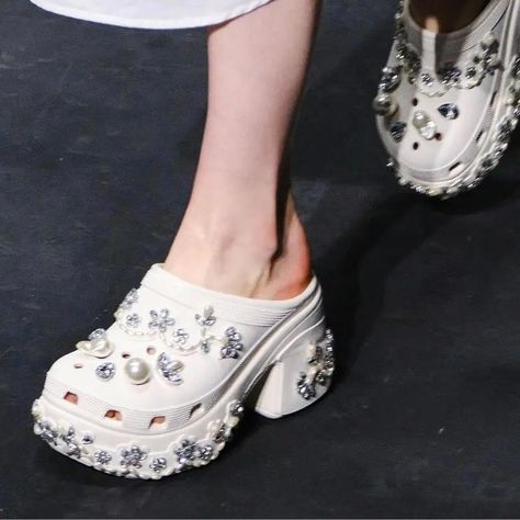 Simone Rocha brought Bridal Crocs to LFW - Bridal Crocs, Rehersal Dress, White Block Heels, Ugly Shoes, Wedding Rituals, Fashion Media, Rehearsal Dress, Couture Week, Tiered Wedding Cake