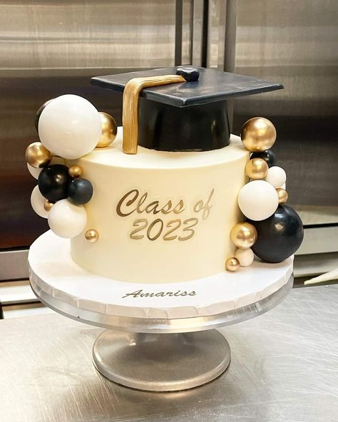 Black And Silver Graduation Cakes, 18th Birthday And Graduation Cake, Graduation Cake Man, Grad Cake Ideas Simple, Graduation Cake For High School, Graduation Themed Cake, Graduation Cake Designs For Boys, Graduation Cake And Cupcake Ideas, Senior Graduation Cake