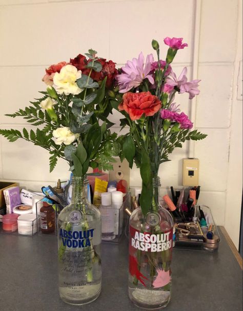 Absolut Vodka Aesthetic, Bottle Vases With Flowers, Funky Apartment Decor, Flower Vase Aesthetic, Bottles With Flowers, Cool Vase, Vase Inspiration, Aesthetic Vase, Vase Aesthetic