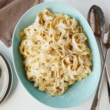 Fettuccine Alfredo by Giada De Laurentiis Olive Garden Alfredo Sauce Recipe Easy, Fettuccine Alfredo Olive Garden, Alfredo Sauce Recipe Without Heavy Cream, Olive Garden Alfredo Sauce Recipe, Steak With Gravy, Easy Alfredo, Giada De Laurentiis Recipes, Olive Garden Alfredo Sauce, Alfredo Sauce Recipe Easy