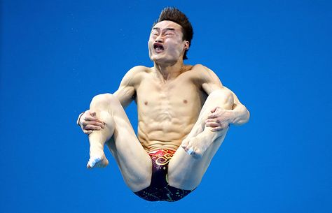 Alien impression: Kai Qin of China competes in the men's 3m springboard diving semi-final on day 11 of the London 2012 Olympic Games at the Aquatics CentrePhotograph: Al Bello/Getty Images Olympic Diving, Perfectly Timed Photos, Perfect Timing, Best Funny Pictures, Bored Panda, Funny Facts, Funny Photos, Make You Smile, Funny Images