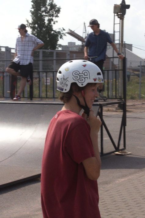 Skater Helmet Aesthetic, Skate Outfits, Skating Helmet, Skate Outfit, Skate Helmet, Skating Aesthetic, Skateboard Helmet, Handbag Essentials, Y2k Affliction