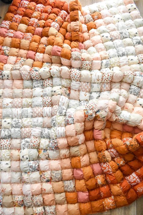 Cosy Ombre Puff Quilt. Ombre Puff Quilt, Puff Blanket, Draps Design, Puffy Quilt, Grandmother Quilt, Bubble Quilt, Puff Quilt, Bedroom Remodel, Diy Quilt