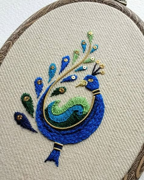 Bordado Jacobean, Embroidery Abstract, Embroidery Geometric, Indian Embroidery Designs, Embroidered Accessories, Bordados Tambour, Peacock Embroidery Designs, Embroidery Store, Embroidery Tips