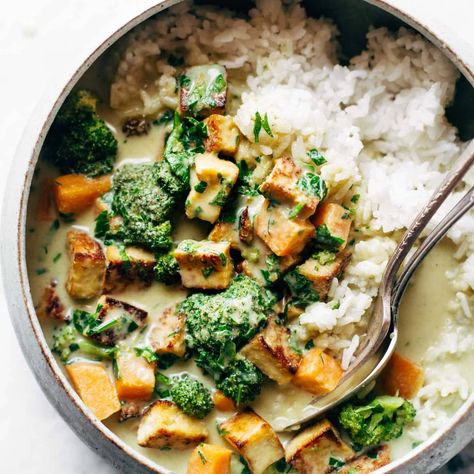 Green Curry Sauce, Green Curry Recipes, Tofu Recipes Easy, Healthy Winter Meals, Fall Dinners, Plat Vegan, Pinch Of Yum, Green Curry, Supper Club