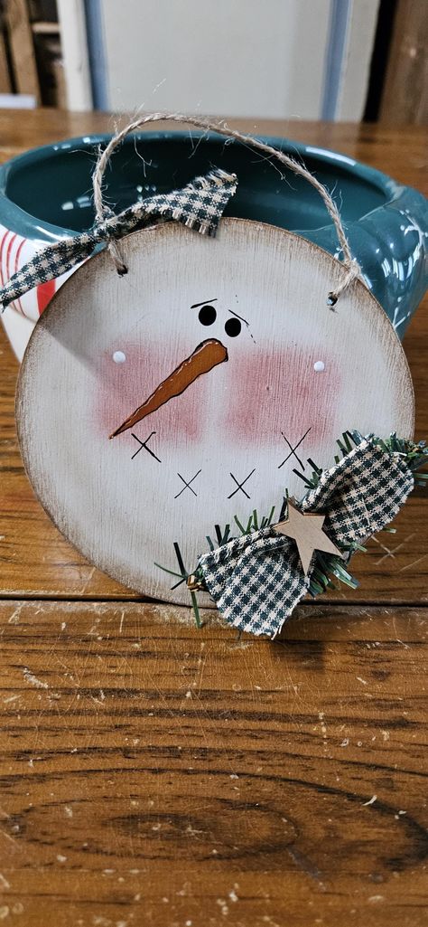 Round wooden handpainted christmas snowman face ornament. Homemade Wood Ornaments, Wooden Rounds Christmas Ornaments, Mason Jar Lid Christmas Ornaments, Snowman Faces To Paint On Wood, Wood Rounds Christmas, Snowman Faces To Paint, Christmas Ornament Painting Ideas, Snowman Painting On Wood, Ornaments On Wood Slices