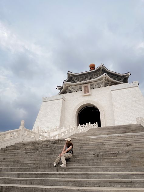 Chiang Kai-shek Memorial Hall Taiwan Picture Ideas, Taipei Photo Ideas, Taiwan Travel Photography, Taiwan Photo Ideas, Taipei Outfit, Chiang Kai Shek Memorial Hall, Taipei Photography, Taiwan Aesthetic, Taiwan Fits