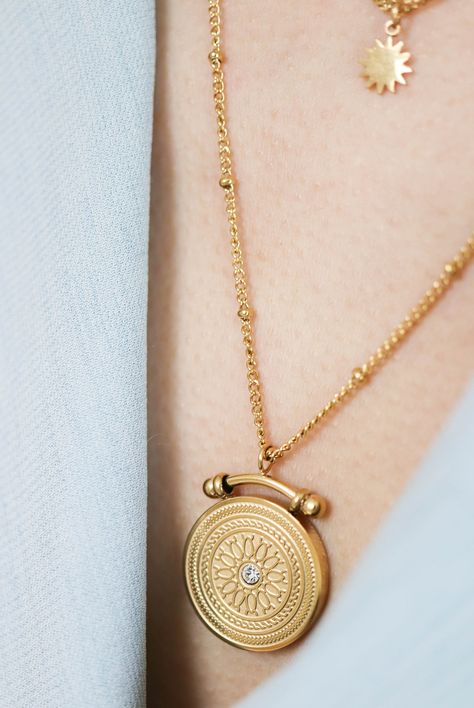 Golden Coin Necklace, Gold Coin Necklace Design, Gold Coin Pendant Designs, Elegant Gold Medallion Necklace, Silver Coin Jewelry, Gold Coin Jewelry, Small Gold Necklace, Coin Necklace Gold, Gold Coin Pendant