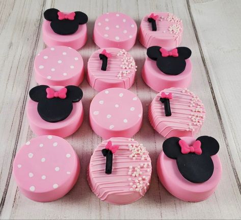 Minnie Mouse Treat Ideas, Minnie Mouse Cakesicles, Minnie Mouse Party Treats, Minnie Mouse Oreos, Minnie Mouse Strawberries, Minnie Mouse Birthday Treats, Minnie Mouse Dessert Table Ideas, Minnie Mouse Treats Table, Minnie Mouse Desserts