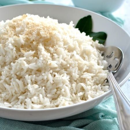 Fluffy coconut rice w powdered coconut and keffir Coconut Jasmine Rice, Food Thai, Tropical Food, Flavored Rice, Recipetin Eats, Recipe Tin, Coconut Milk Powder, Ethnic Food, Rice Ingredients