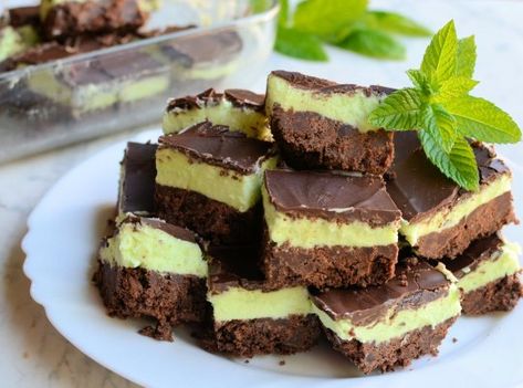 An Easy No-Bake Treat: Chocolate Peppermint Squares Recipe Cooking With Herbs, Mint Cake, Chocolate Wafer Cookies, Square Recipes, Double Chocolate Chip Cookies, Treats Recipes, Chocolate Squares, Keto Brownies, Cake Recipes From Scratch