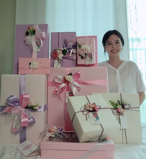 Gift Box Aesthetic, Box Aesthetic, Park Eun Bin, 21st Birthday Presents, Graduation Party Cake, 40th Birthday Party Decorations, Christmas Prep, Wedding Gift Wrapping, Simple Gift Wrapping