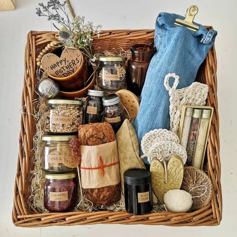 | 𝙰𝚖𝚋𝚎𝚛 🇱🇺 🌿 | (@tulips_and_a_toolbox) | Instagram Homemade Gift Baskets, Personalized Gift Baskets, Diy Gift Baskets, Christmas Baskets, Christmas Gift Basket, Natural Diy, Christmas Gift Baskets, Handmade Christmas Gifts, Homemade Christmas Gifts